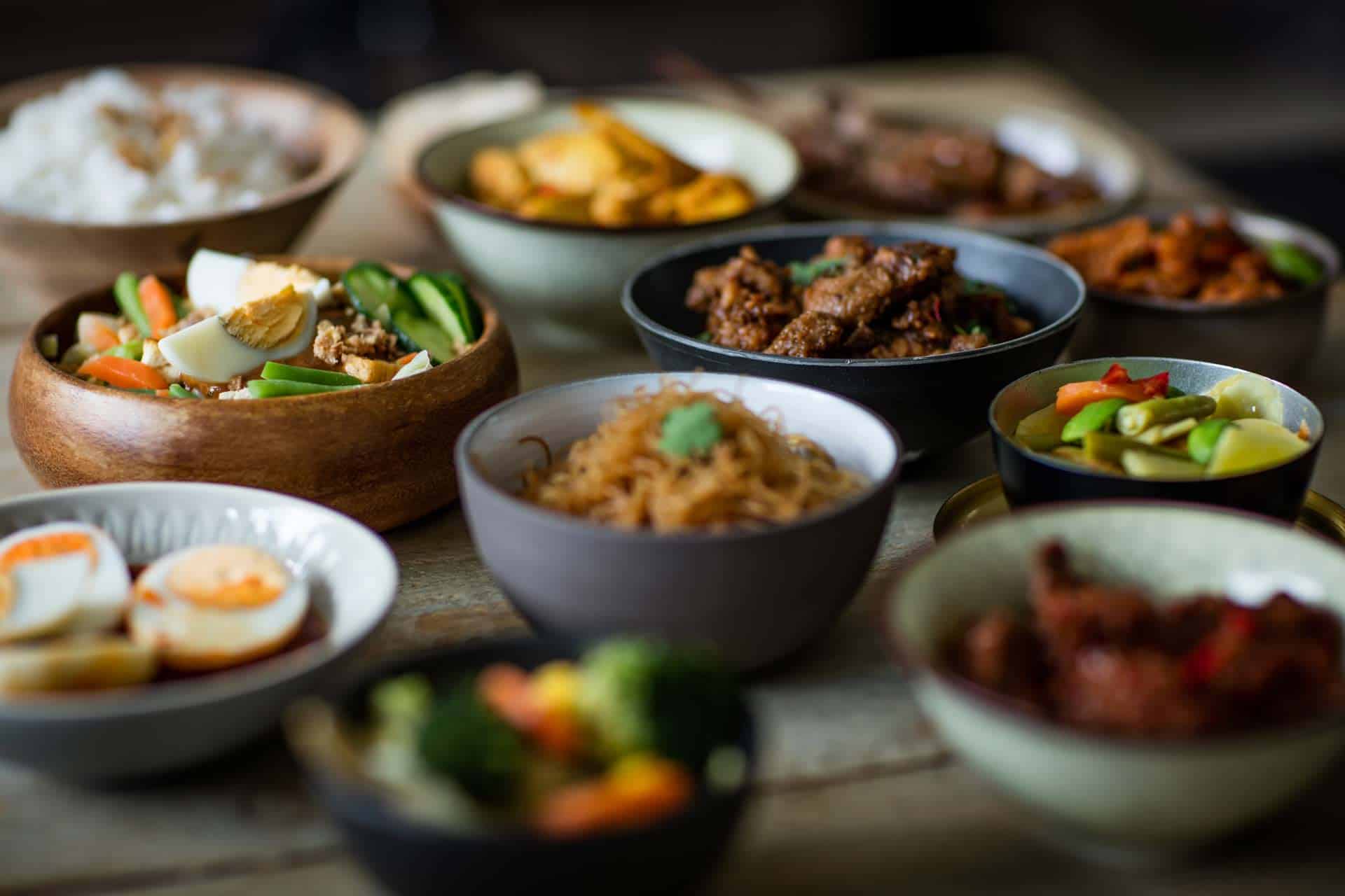 Een uitgebreide indonesische rijsttafel van Selera Anda